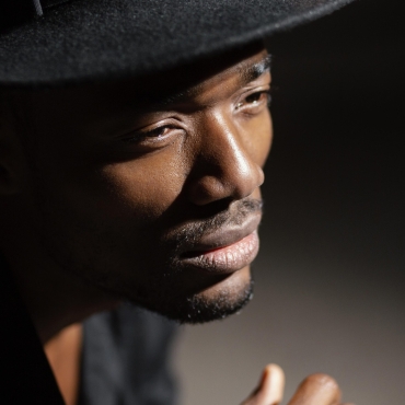 close-up-expressive-man-with-hat