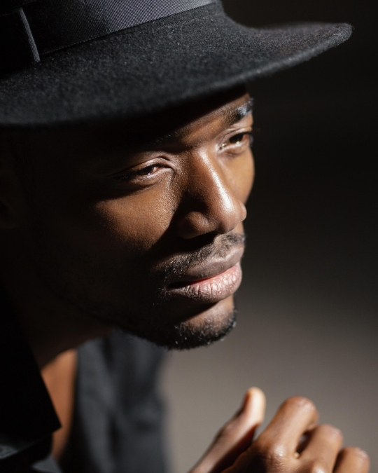 close-up-expressive-man-with-hat